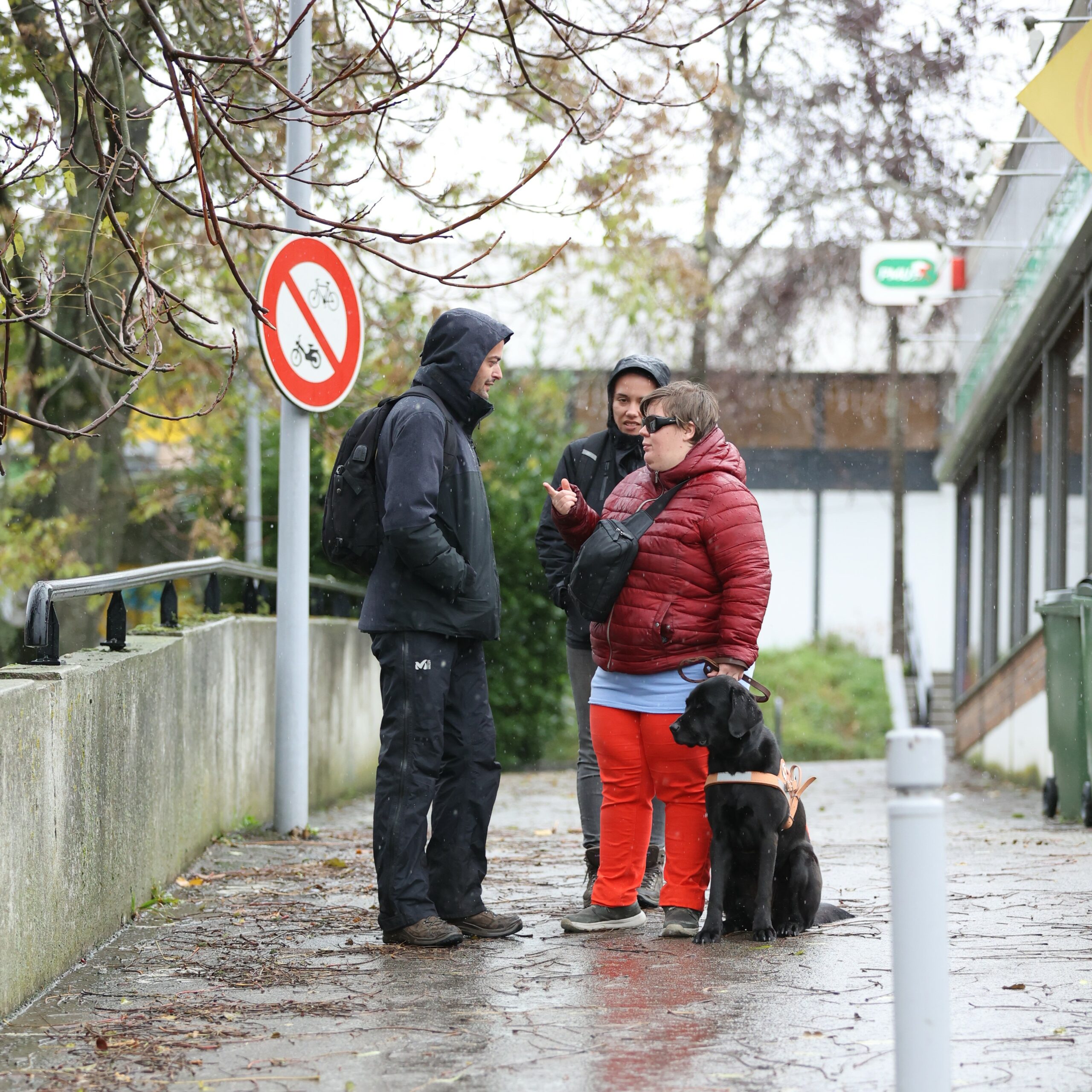 10 ans en Normandie - Antoine éducateur et Célia monitrice lors d'une remise avec un personne déficiente visuelle