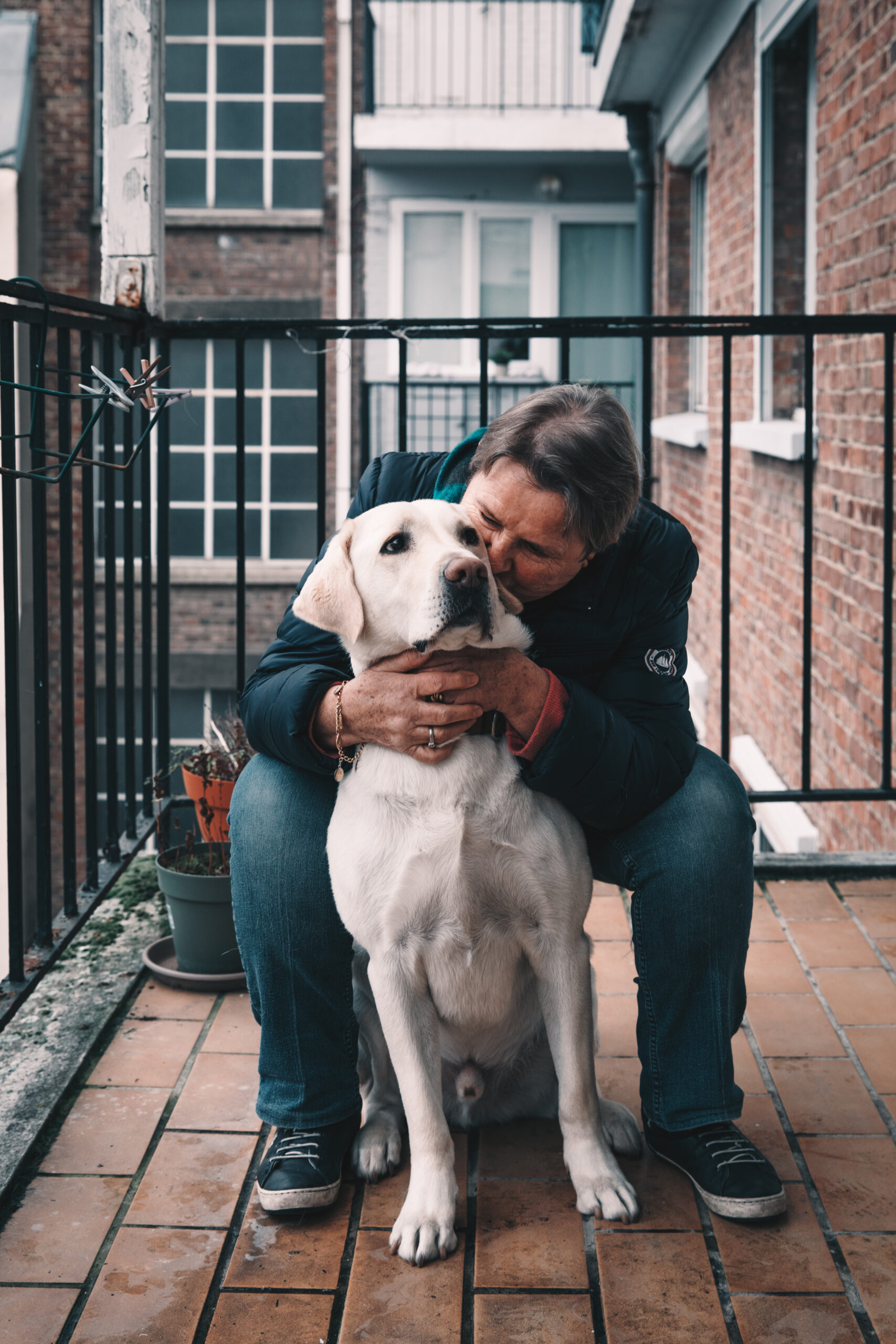 Maître embrassant son chien guide